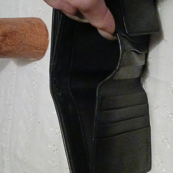 Bulgari Leather wallet. Genuine. - Picture 7 of 13